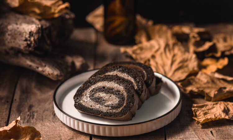 Шоколадный бисквитный рулет