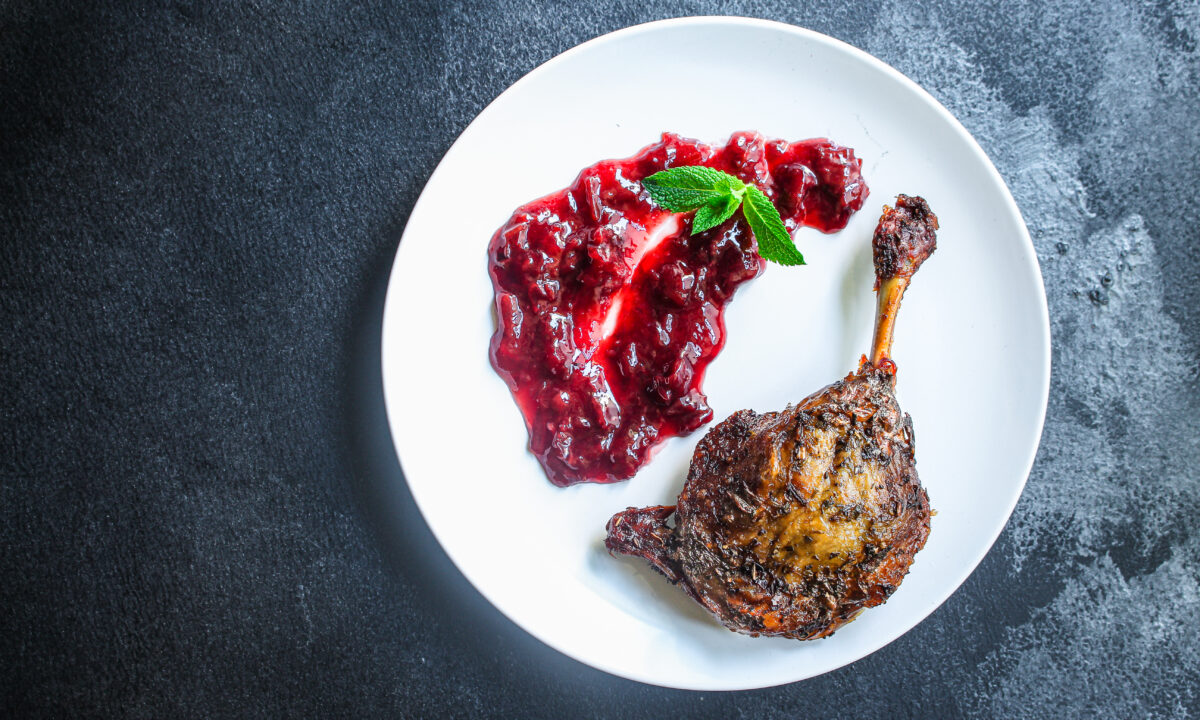 Утка с соусом