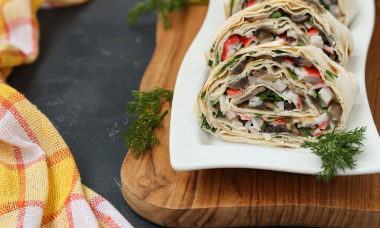 Рулетики из лаваша с крабовыми палочками