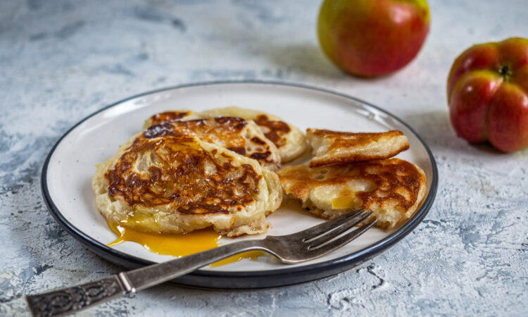 Оладки з яблуками