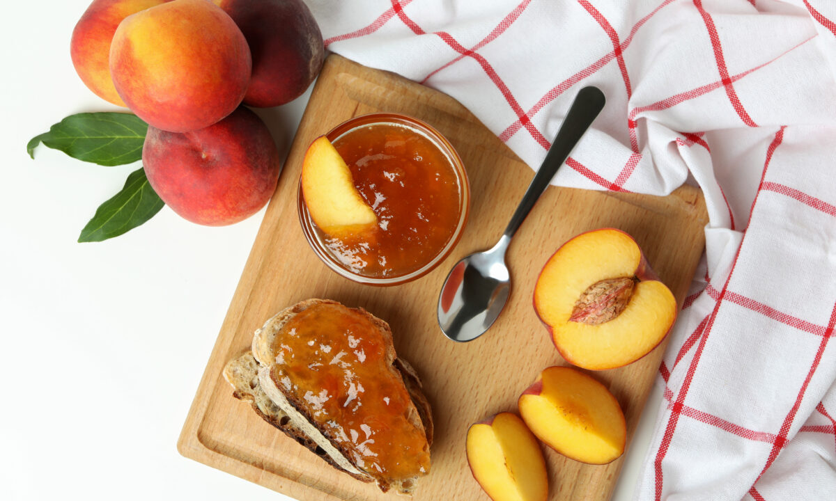 Персиковое варенье с нотками ванили и лимона.