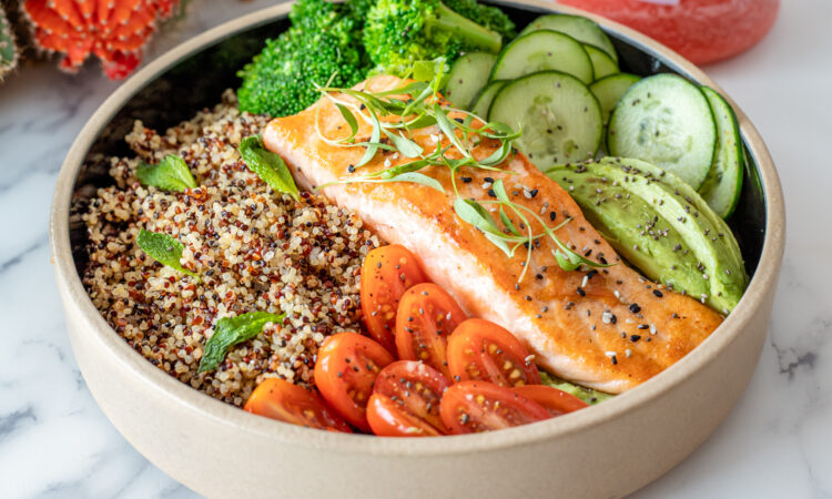 Боул с киноа и лососем
