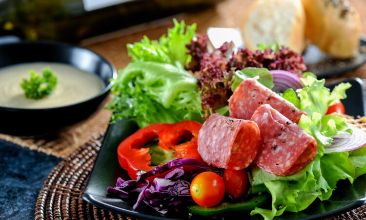 Салат с копченой колбасой и овощами