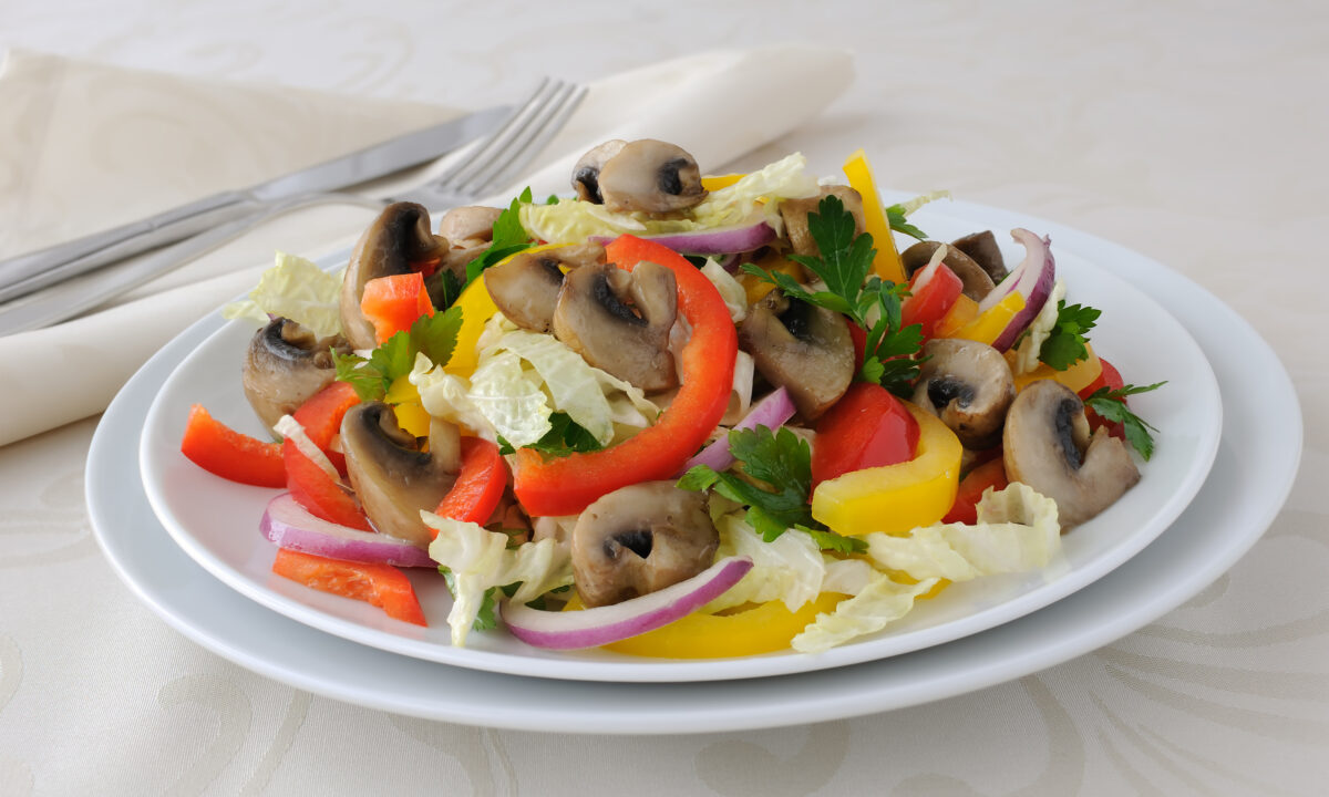 Салат с грибами и свежими овощами