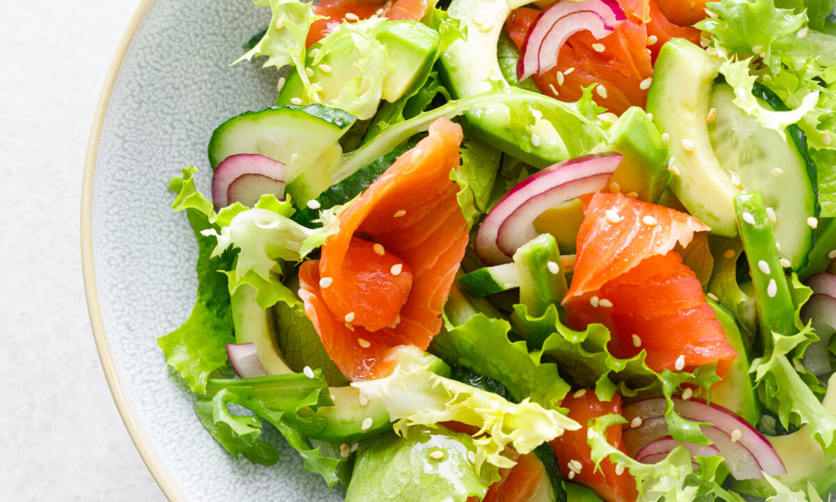 Салат с семгой и авокадо
