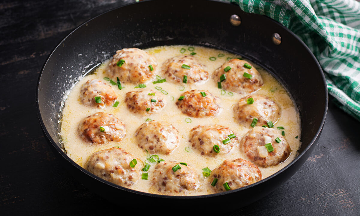 Ніжні фрикадельки у вершковому соусі