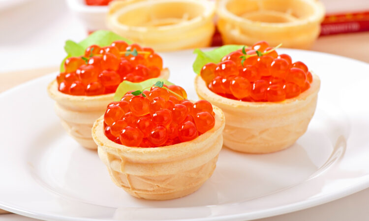 Изысканные тарталетки с икрой и нежным крем-сыром.