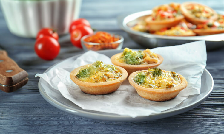 Тарталетки з грибами і сиром