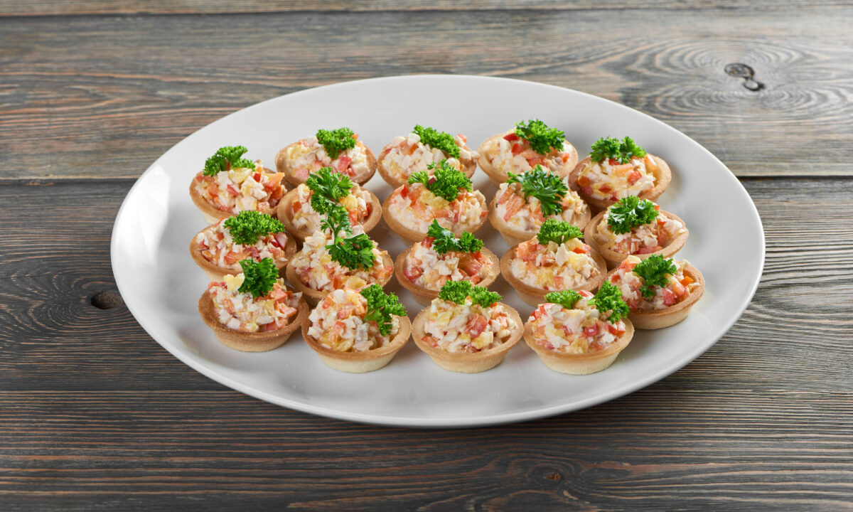 Тарталетки с салатом «Оливье»