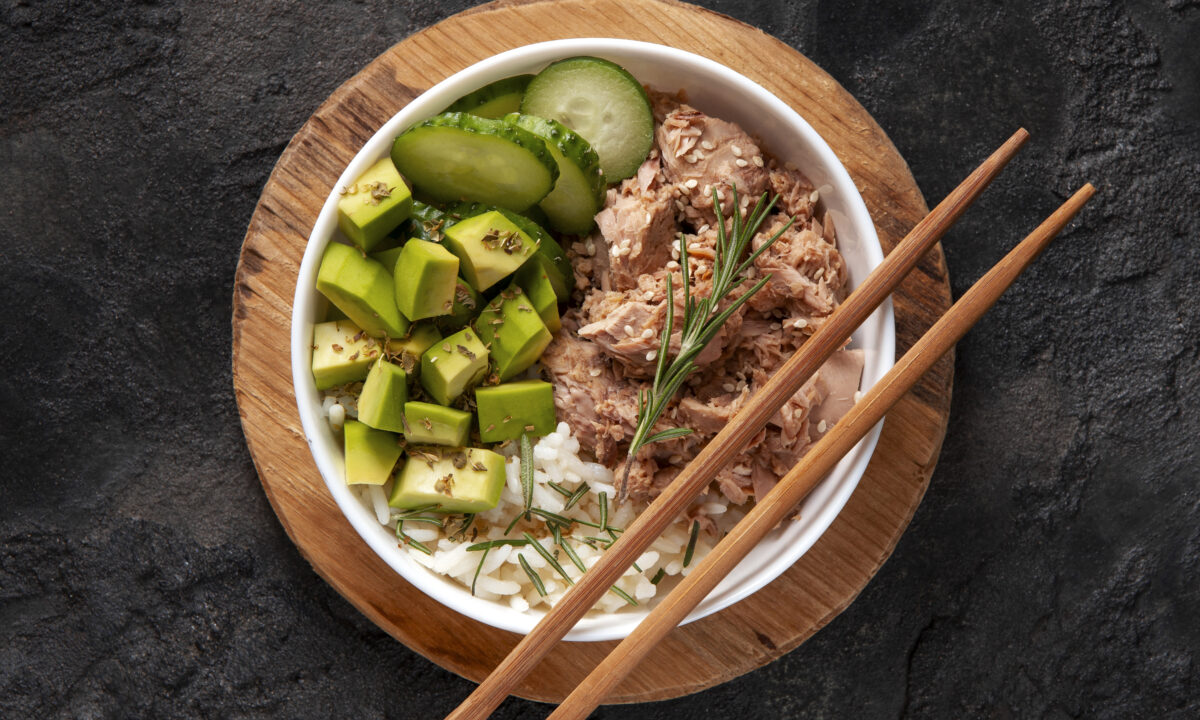 Боул с консервированным тунцом