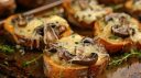 Апетитні гарячі бутерброди з грибами та сиром у духовці