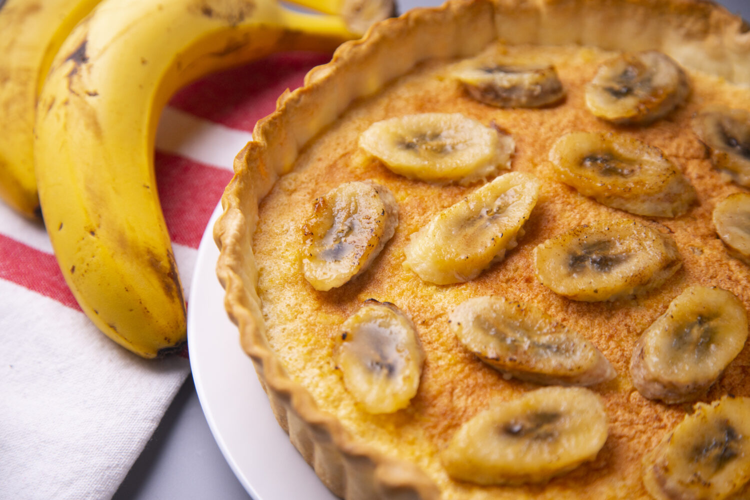 Ніжна сирна запіканка з бананом: легкий рецепт для домашнього затишку