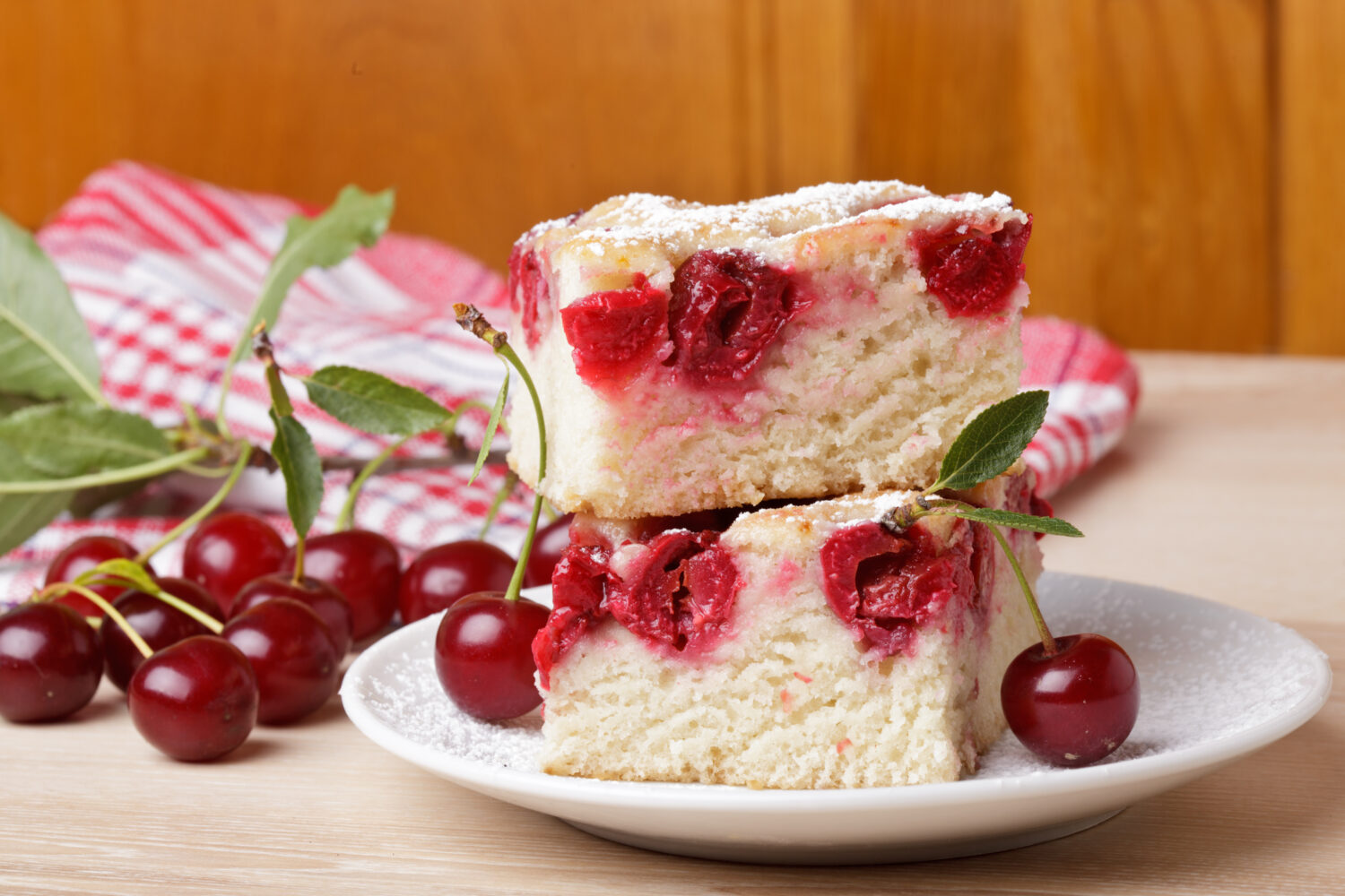 Сирна запіканка з вишнями: ніжний десерт з кислинкою