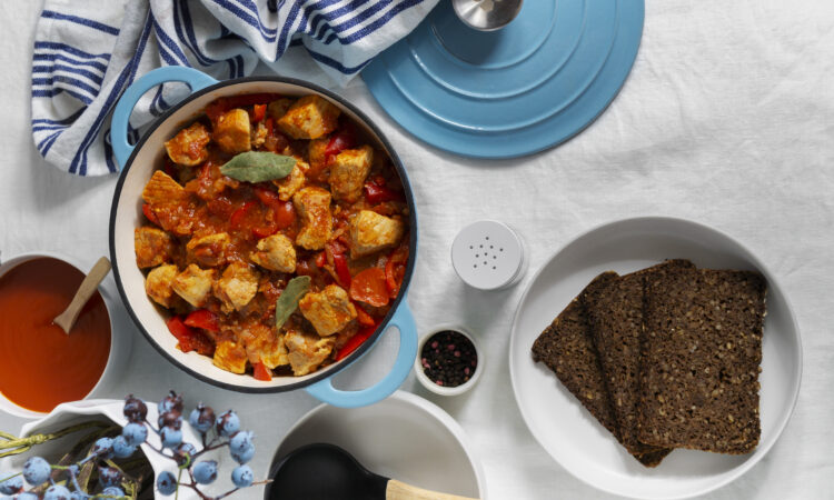 Соковитий гуляш з курки в томатному соусі: швидко та смачно