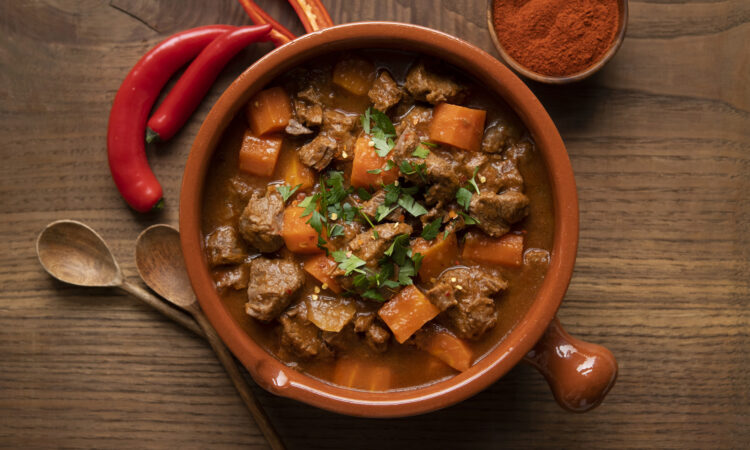 Соковитий гуляш в мультиварці: легкий та смачний рецепт