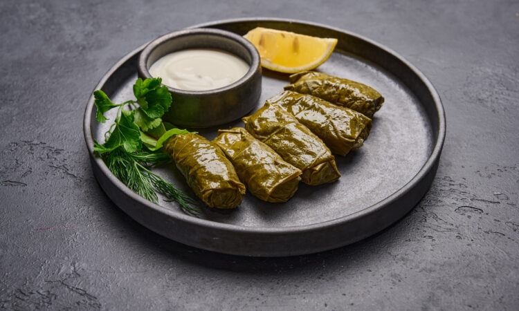 Соковита долма з бараниною та ароматними спеціями
