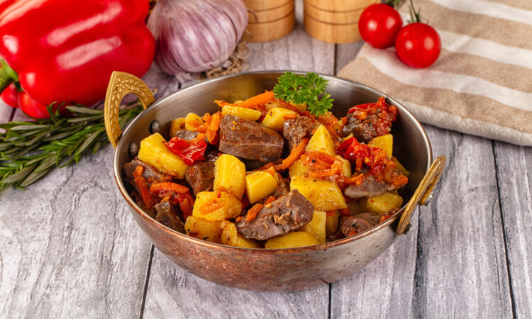 Вкусное жаркое с говядиной и картофелем за час