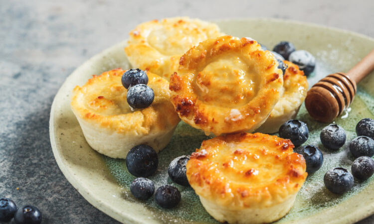 Швидка сирна запіканка з родзинками в мікрохвильовці