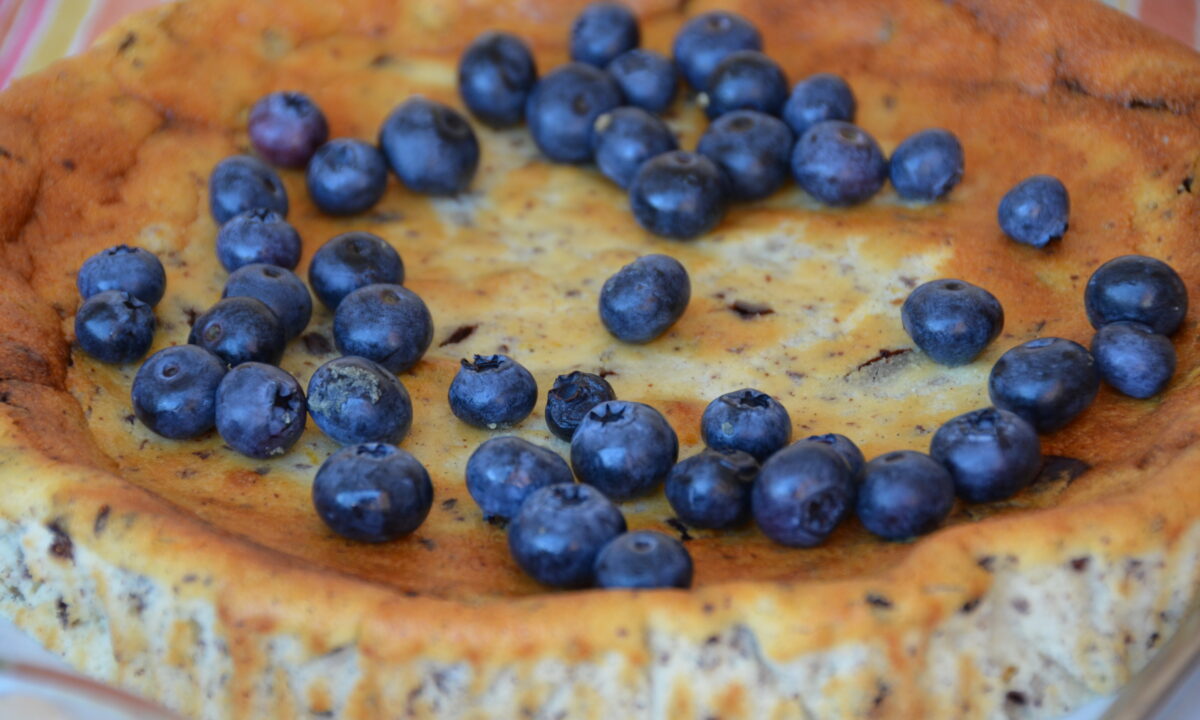 Творожная запеканка в мультиварке с джемом и свежими ягодами.