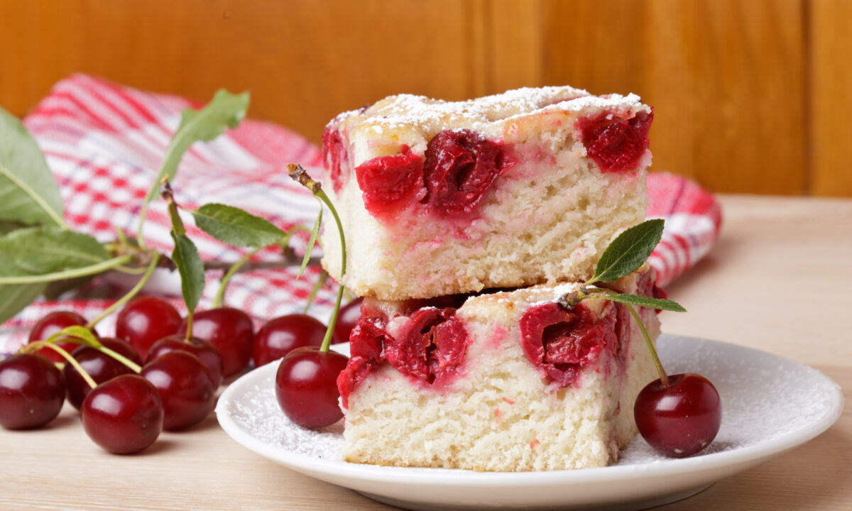 Творожная запеканка с вишней: нежный десерт с кислинкой