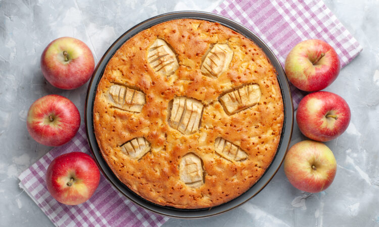 Ароматна сирна запіканка з яблуками та манкою за 40 хвилин
