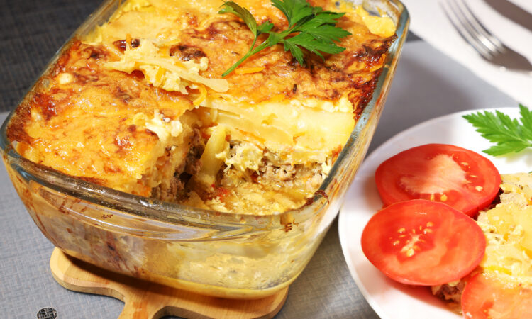 Соковита запіканка з картоплею та курячим фаршем: смачно та легко