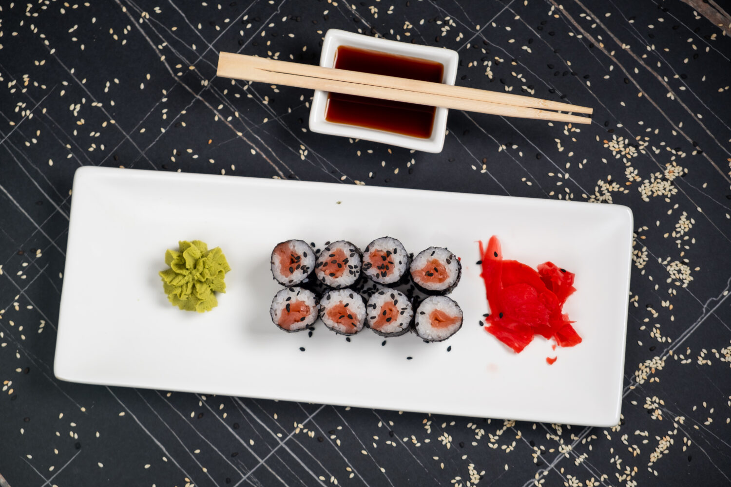 Вкусные маки-роллы с лососем в домашних условиях