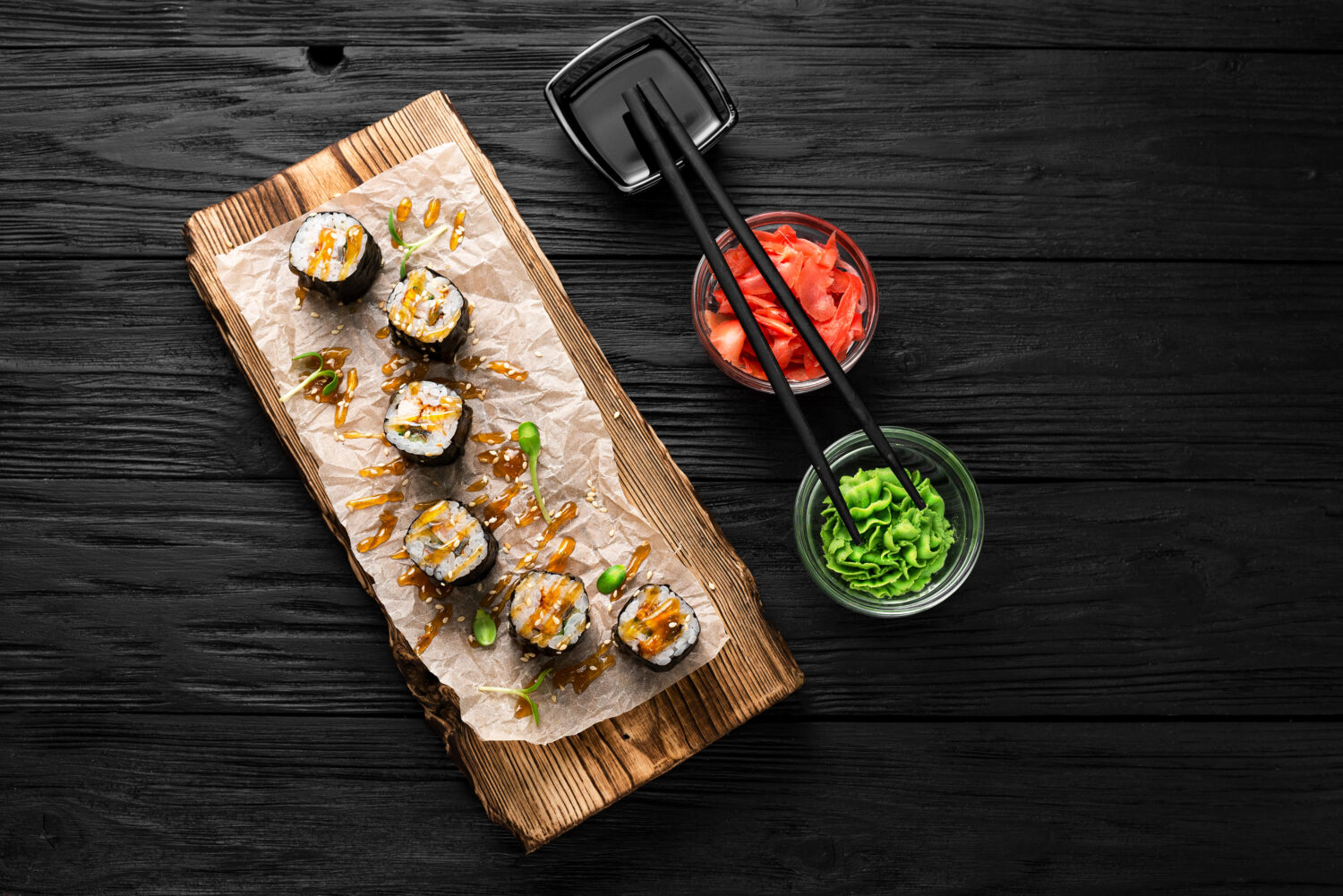 Вкусные роллы с курицей, огурцом и авокадо: легкая закуска на праздничный стол