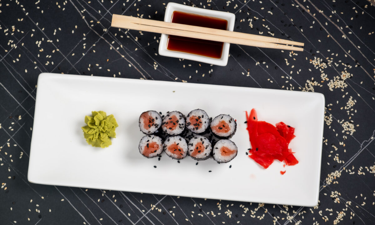 Вкусные маки-роллы с лососем в домашних условиях