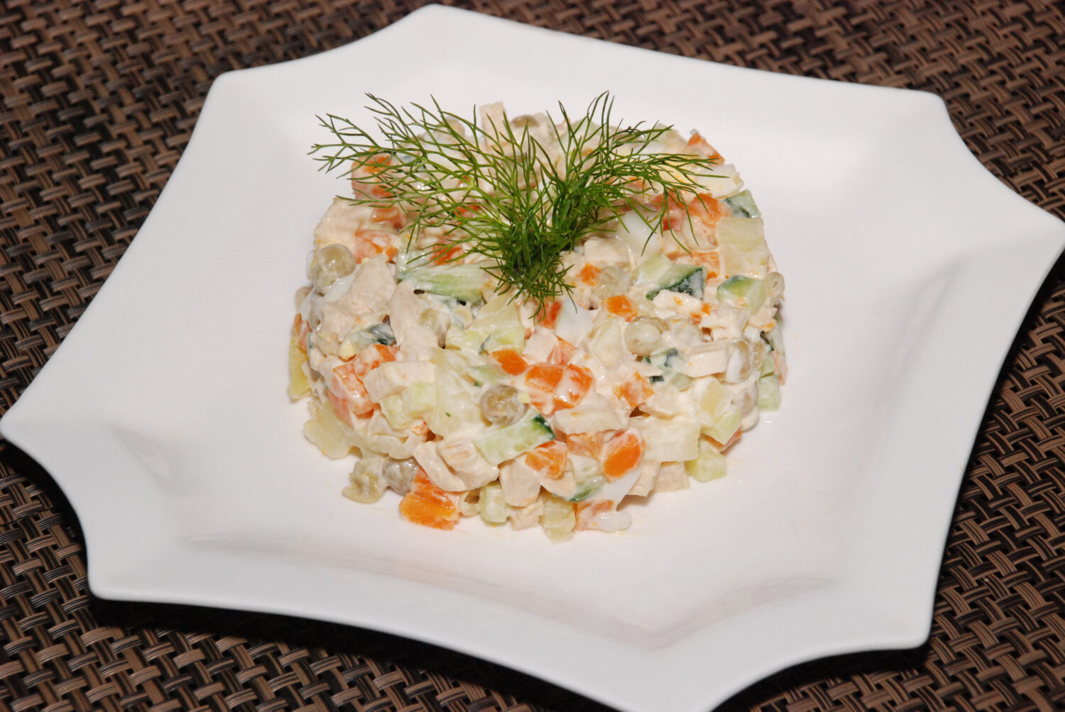 Салат Оливье с курицей