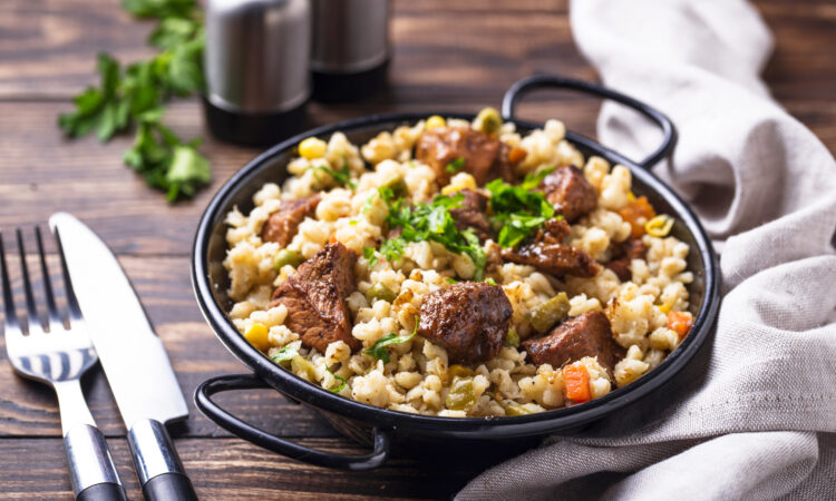 Ароматный плов с булгуром и курицей: легкость приготовления.