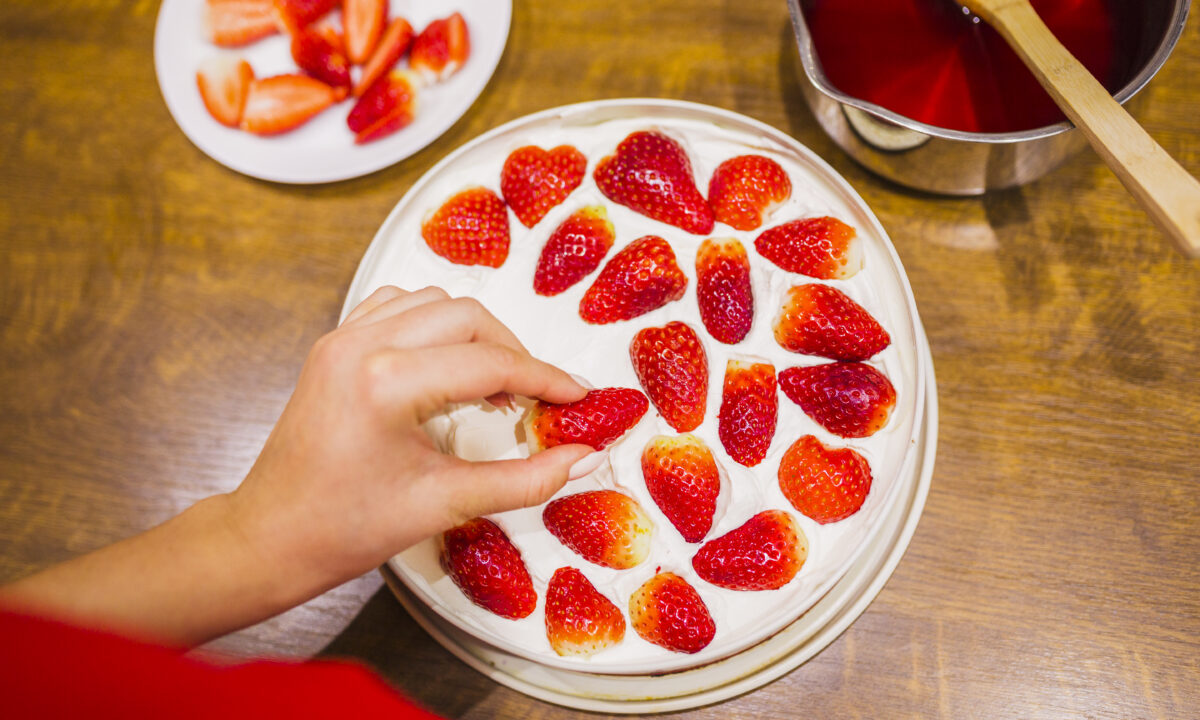 Ніжний сирний пудинг з полуницею: швидкий десерт для всієї родини