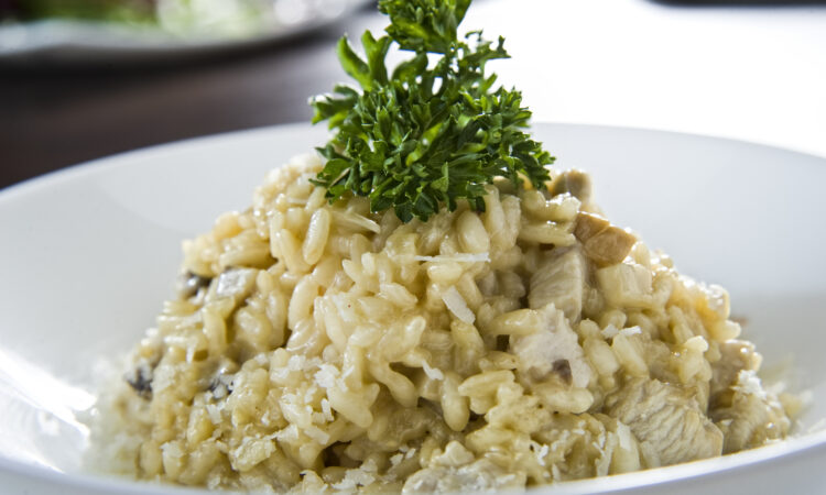 Ніжне ризото з куркою та пармезаном за 30 хвилин