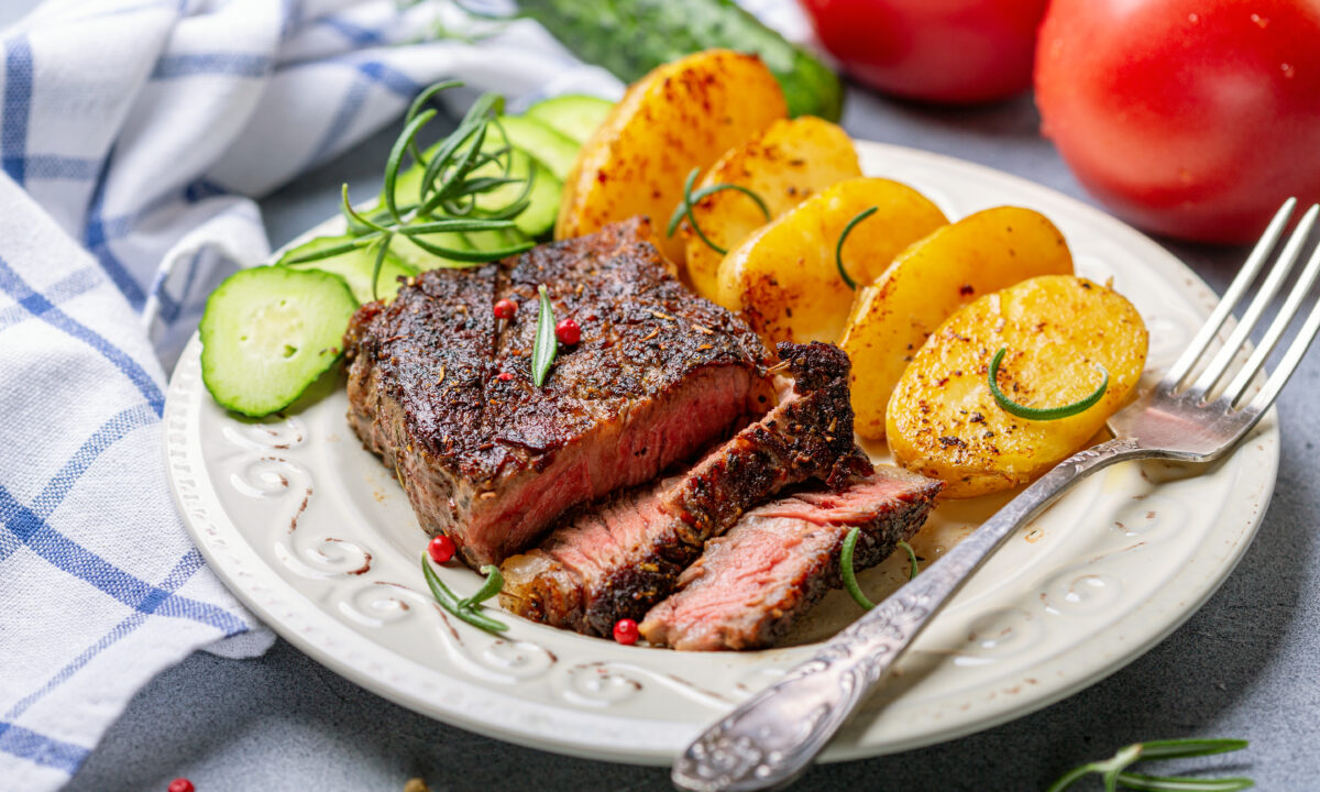 Ніжний ростбіф з картоплею гриль і овочами в пікантному соусі