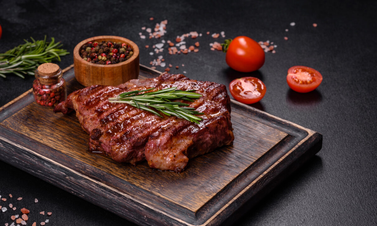 Соковитий стейк зі свинини з азійським маринадом