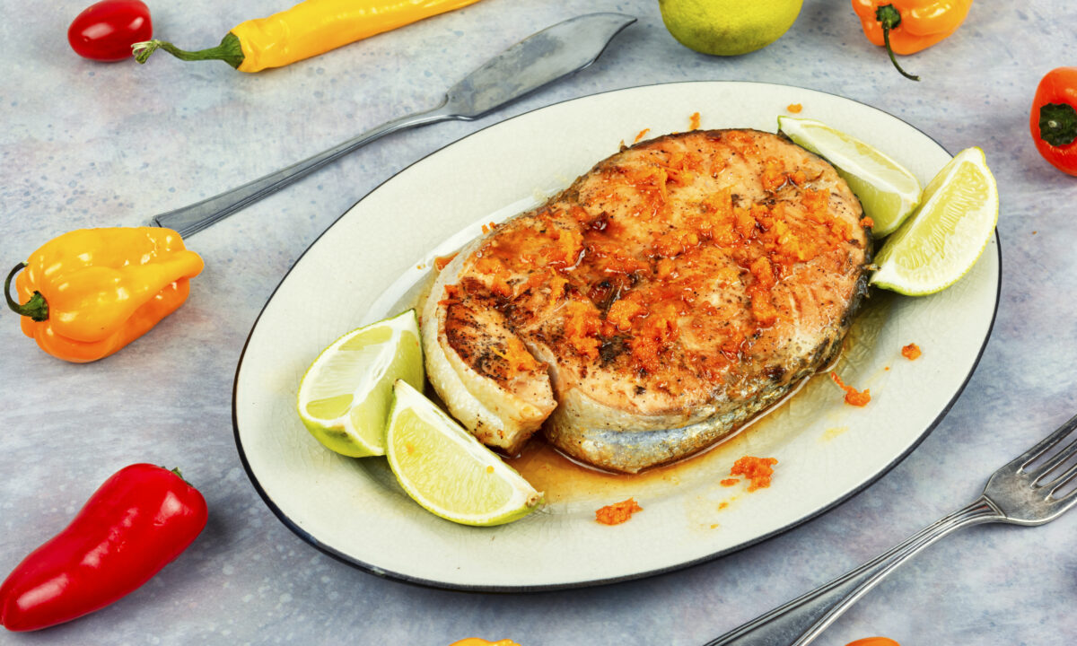 Соковитий стейк з зубатки з хрусткою скоринкою