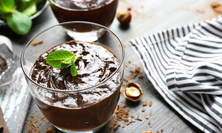 Ніжний шоколадний пудинг з какао та вершками