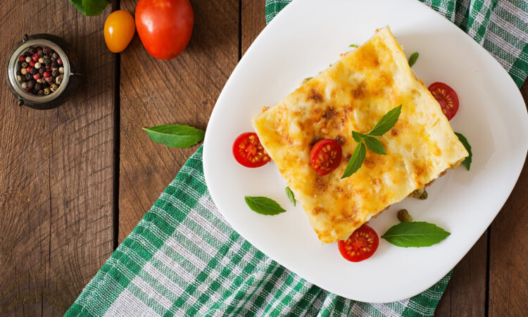 Легкая лазанья из лаваша с курицей и грибами.