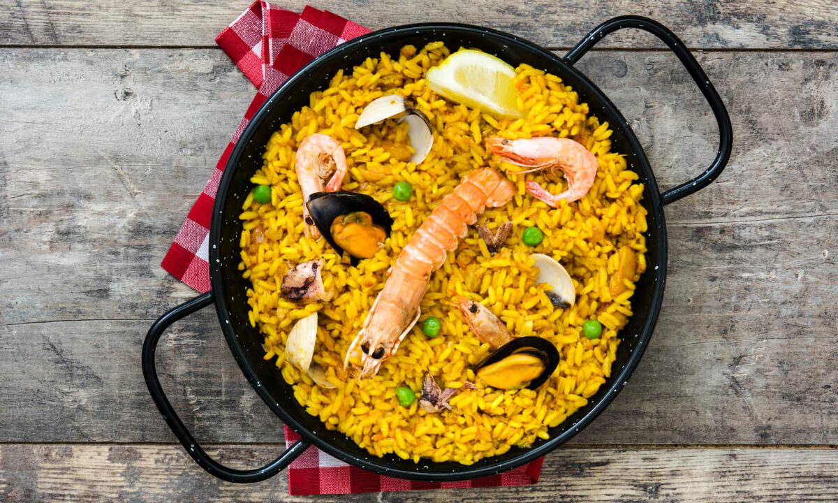 Испанская паэлья с морепродуктами и курицей: вкусный ужин за 1 час