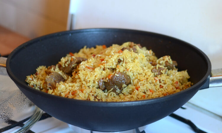 Швидкий плов на сковороді: ситний обід за пів години