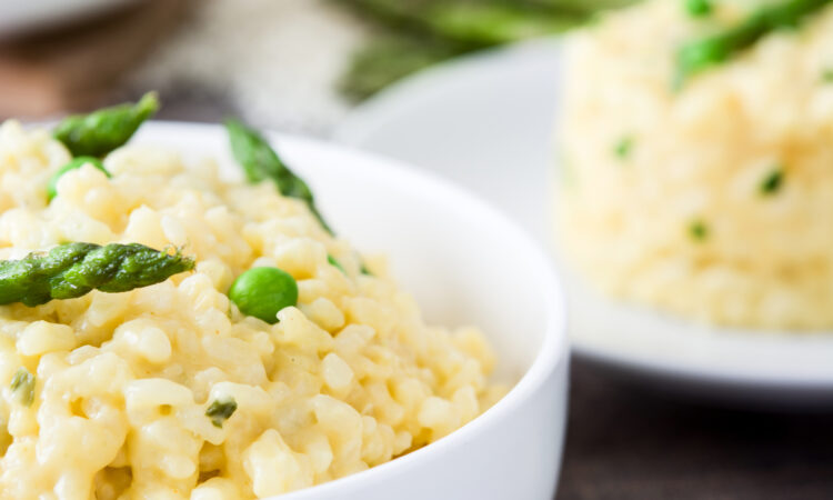 Класичне ризото з зеленим горошком: ідеальний рецепт для домашньої кухні