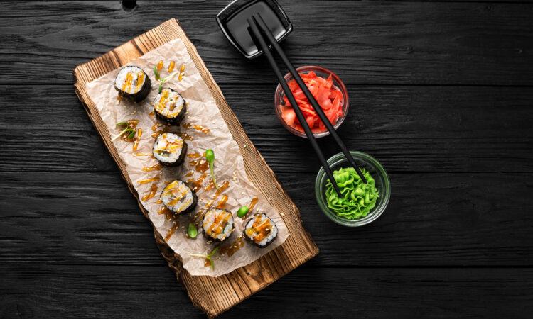 Вкусные роллы с курицей, огурцом и авокадо: легкая закуска на праздничный стол