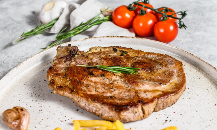 Сочный стейк из свинины в аэрогриле: быстро и вкусно