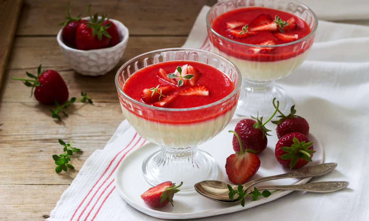 Воздушный ванильный пудинг с клубничным джемом