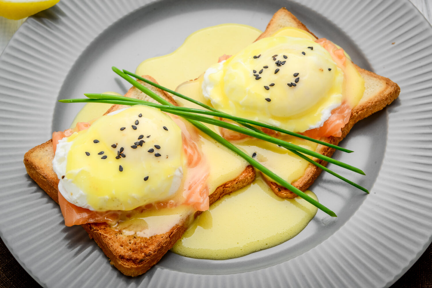 Яйця Бенедикт з ніжним лососем: вишуканий сніданок