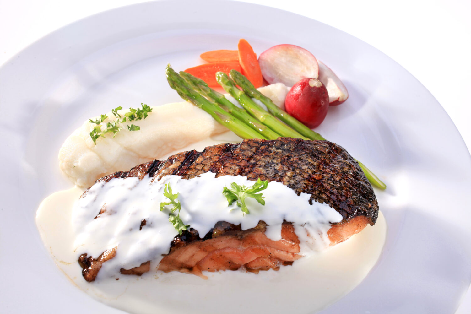 Соковитий стейк з форелі в апельсиновому маринаді з пікантним соусом