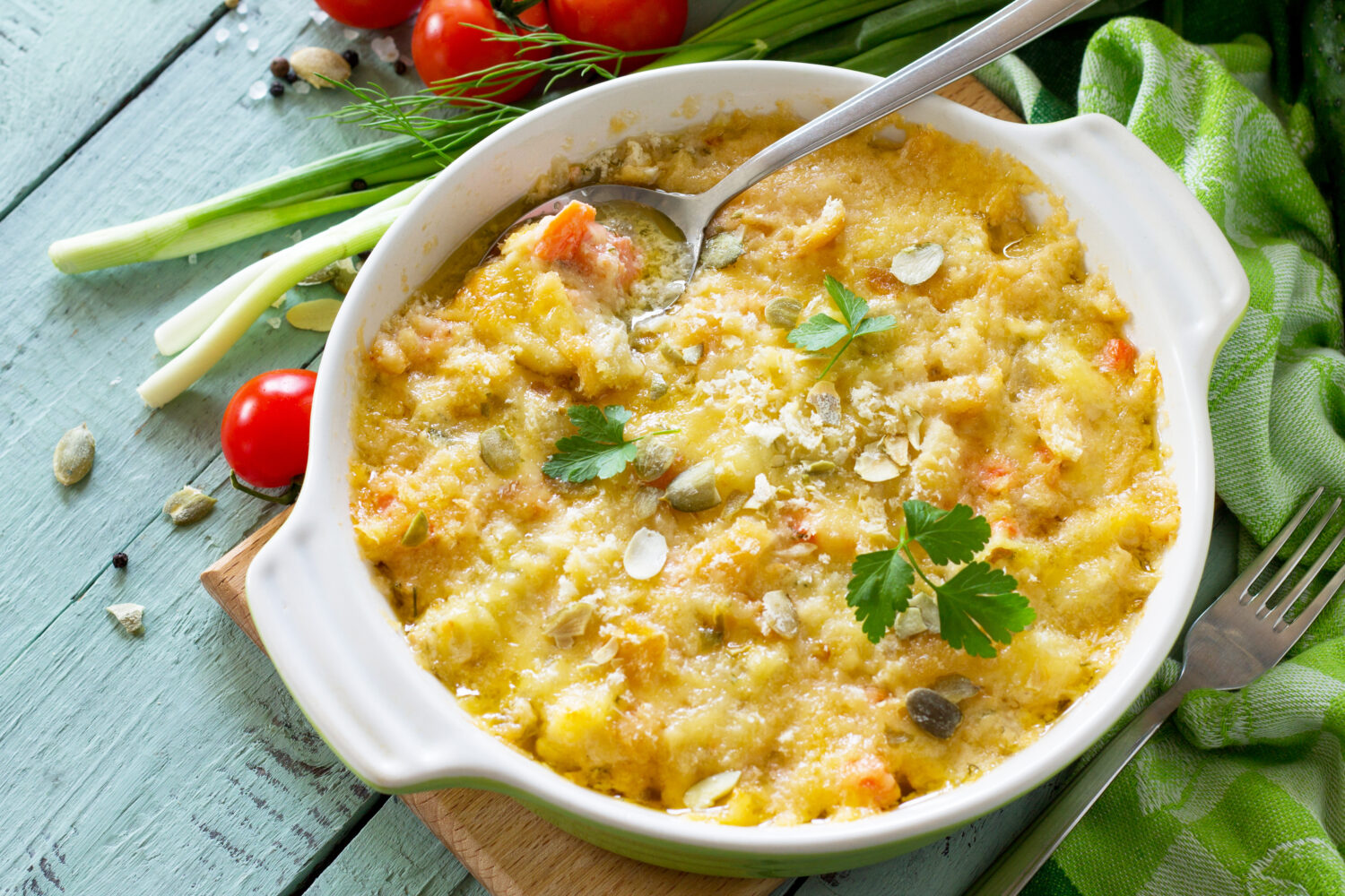 Швидка яєшня в мікрохвильовці з сиром та зеленню