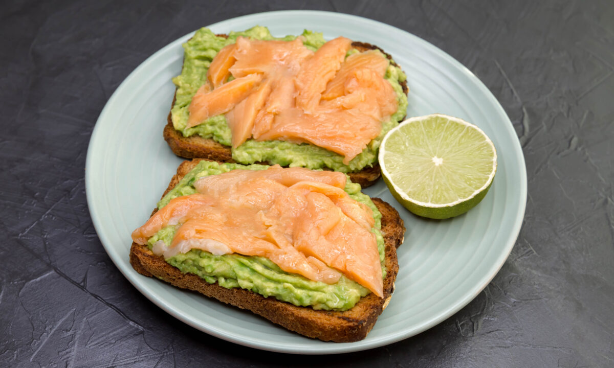 Апетитні бутерброди з авокадо та червоною рибою для святкового столу