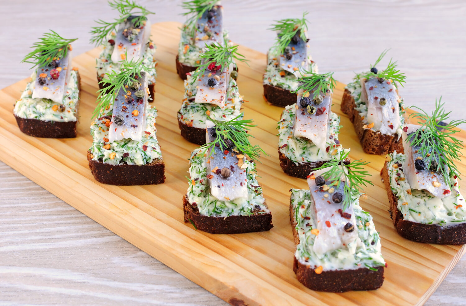 Аппетитные бутерброды с селедкой и сыром на ржаном хлебе