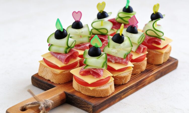 Смачні бутерброди на шпажках з ковбасою та сиром для святкового столу